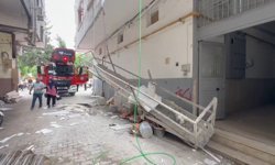 İnşaatta asansör kazası; işçilerden biri düştü, diğeri demirlere tutundu