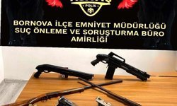 İzmir'de 2 evde yapılan aramada 7 ruhsatsız tabanca ve 4 pompalı tüfek ele geçirildi; 3 gözaltı