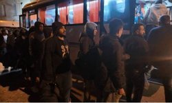 İzmir'de göçmen botu yarı batık halde bulundu: 1 çocuk öldü, 43 kişi kurtarıldı
