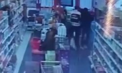 Jandarma personelinin, marketteki müşteriyi kalp masajıyla hayata bağladığı anlar kamerada
