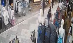 Kadıköy'de mağazanın önündeki çantanın çalındığı anlar kamerada
