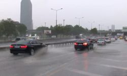Kadıköy'de yağmur etkili oluyor; yollar göle döndü