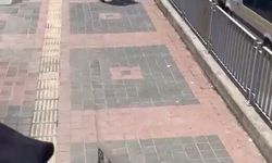 Kadını darbeden erkeği, başka bir kadın iterek uzaklaştırdı; o anlar kamerada