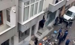 Kağıthane'de sinir krizi geçirdi evin camlarını kırıp eşyaları sokağa attı