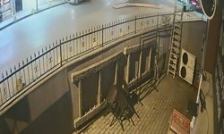 Kamyonet ile motosiklet çarpıştı: 2 yaralı; kaza anı kamerada