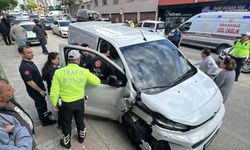 Kamyonet, park halindeki 5 araca çarptı; 2 yaralı