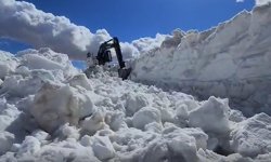 Kar kalınlığının 13 metreye ulaştığı yolda günde 100 metrelik bölüm temizleniyor