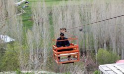 Karadeniz'de gördü, Van'da uyguladı; teleferik sistemi ile bahçesine 40 dakika yerine 40 saniyede ulaşıyor