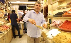 Kayseri'de bayramda geleneksel yöntemle yapılacak sucuk için baharatçılarda yoğunluk