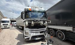 Kazada TIR ile duvar arasına sıkışan otomobilin sürücüsü hafif yaralandı