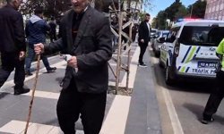 Kendisini yolun karşısına geçiren trafik polisini yanaklarından öptü