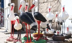 Kiraz, hobi olarak başladığı heykellerle bağ evinin garajını sanat atölyesine dönüştürdü