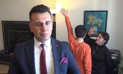 Konuşma güçlüğü çeken otizmli çocuklarına şarkılarla kelime öğretiyorlar