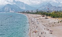 Konyaaltı Sahili'nde tatilci yoğunluğu