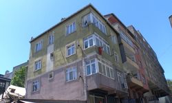 Küçükçekmece'de yıkımı yapılan bina çöktü; bitişiğindeki apartman tahliye edildi -1