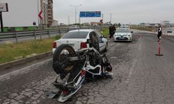 Kullandığı otomobil, eşinin mesai arkadaşının motosikletiyle çarpıştı: 1'i ağır, 2 yaralı