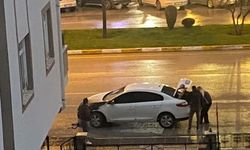 Mahalle sakinleri otomobili iterek alevlerden uzaklaştırmaya çalıştı