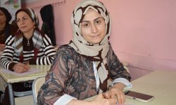 Mardin'de anneler önce kitap okudu, ardından çocuklarının oturduğu sıralarda sınava girdi