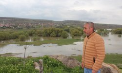 Melendiz Çayı taştı, mesire alanındaki ağaçlar su içinde kaldı