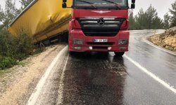 Mersin'de TIR ile çarpışan otomobilin sürücüsü öldü