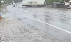 Mersin'de TIR'ın yağış nedeniyle kayarak yaptığı kaza kamerada: 1 yaralı