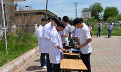 Meslek lisesi öğrencileri kırsalda çocukları bayrama hazırlıyor