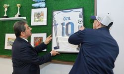 Mesut Özil 'Esenler Futbol Gelişim Merkezi'ni ziyaret etti