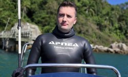 Milli sporcu boynuna olta iğnesi saplanan deniz kaplumbağasını kurtardı