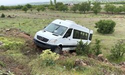 Minibüs şarampole devrildi; 2 yaralı