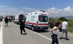 Minibüs, traktöre çarptı: 1 ölü, 3 ağır yaralı