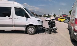 Minibüsle çarpışan motosikletten düşen baba ile kızı yaralandı