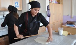 Moda tasarımı öğrencileri, 19 Mayıs için Türk bayrağı dikiyor / Ek fotoğraflar