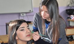 Moda tasarımı öğrencileri, 19 Mayıs için Türk bayrağı dikiyor