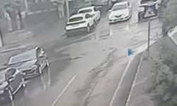 Motosiklet ile otomobilin çarpıştığı kaza kamerada