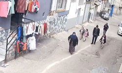 Motosikletin küçük çocuğa çarptığı kaza kamerada