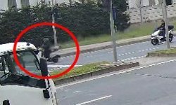 Motosikletin yayaya çarpması sonucu 2 kişi yaralandı; kaza anı kamerada