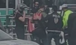 Nefes borusuna cisim kaçan moto kurye, polislerin 'heimlich' manevrası ile hayata tutundu; o anlar kamerada