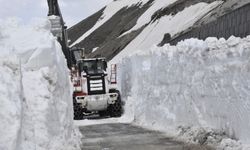 Nemrut Gölü yolunda 10 metreyi bulan karla mücadele çalışması tamamlandı
