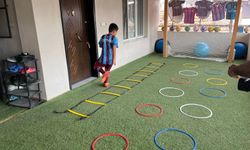 Oğlunun hayali için evinin balkonunun mini futbol sahasına çevirdi