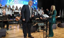 Okul müdürünün çocuk korosuyla söylediği şarkı milyonlarca izlendi