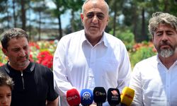 Okuldaki saldırıda ölen öğrencilerin aileleri mezarlıkta bir araya geldi