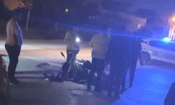 Otomobil ile çarpışan motosikletin sürücüsü yaralandı; kaza kamerada