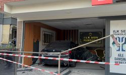 Otomobil iş yerine girdi; kaza anı kamerada