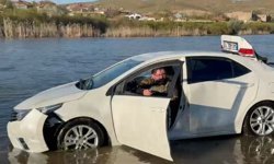 Otomobil nehre uçtu, sürücü kendi imkanlarıyla kurtuldu