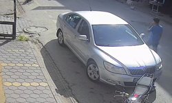Otomobil park halindeki araca ve ardından çocuğa çarpıp yaraladı; kaza kamerada