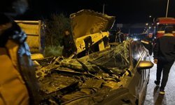 Otomobil, park halindeki TIR'a çarptı; 2 yaralı