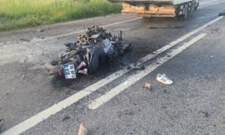 Otomobil tarlaya uçtu, devirdiği elektrik direğine motosiklet çarptı: 1'i ağır, 4 yaralı