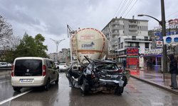 Otomobil, TIR ile tanker arasına sıkıştı; kaza kamerada