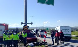 Otomobil, yön tabelasının direğine çarptı; evli çift öldü, çocukları ağır yaralı