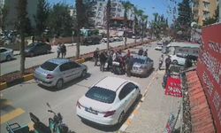 Otomobile çarpan elektrikli motosikletten savrulan kadın ve çocuk, son anda kurtuldu